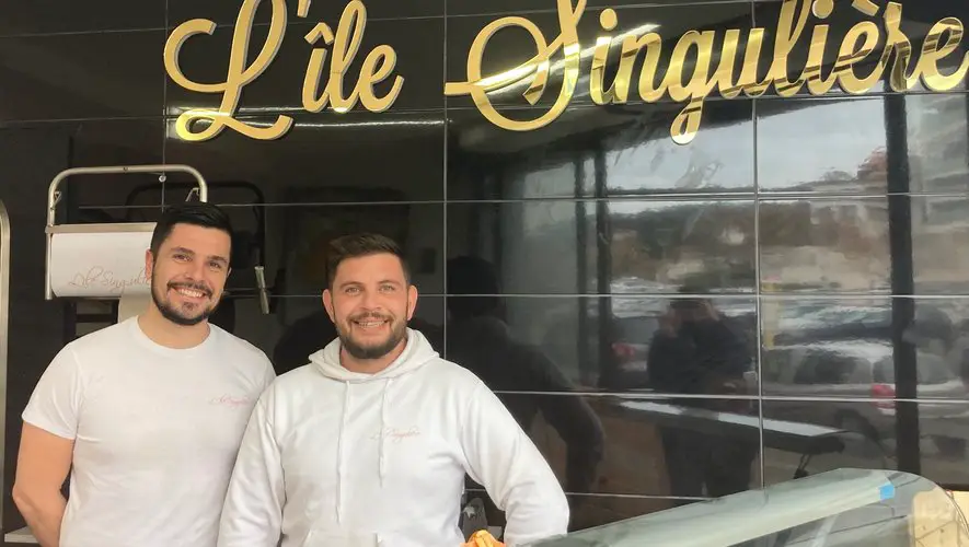 Nicolas Strina et julien Vallard dans leur boutique l'ile singuliere